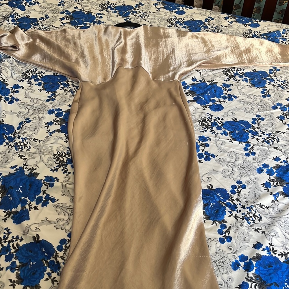 Size:6 only worn once in great condition a silky long dress with long sleeves